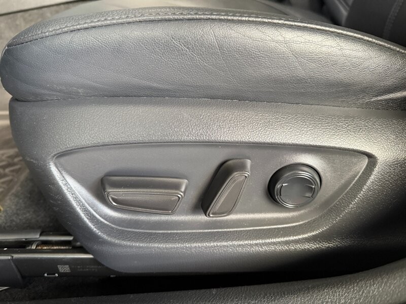 Toyota Avalon Vehicle Full-screen Gallery Image 19