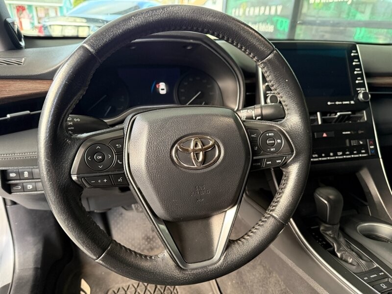 Toyota Avalon Vehicle Full-screen Gallery Image 20