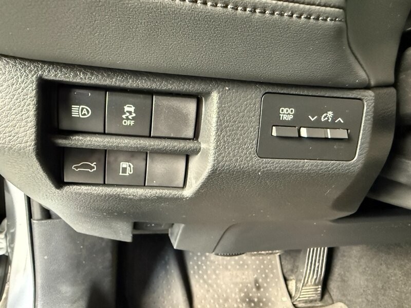 Toyota Avalon Vehicle Full-screen Gallery Image 23