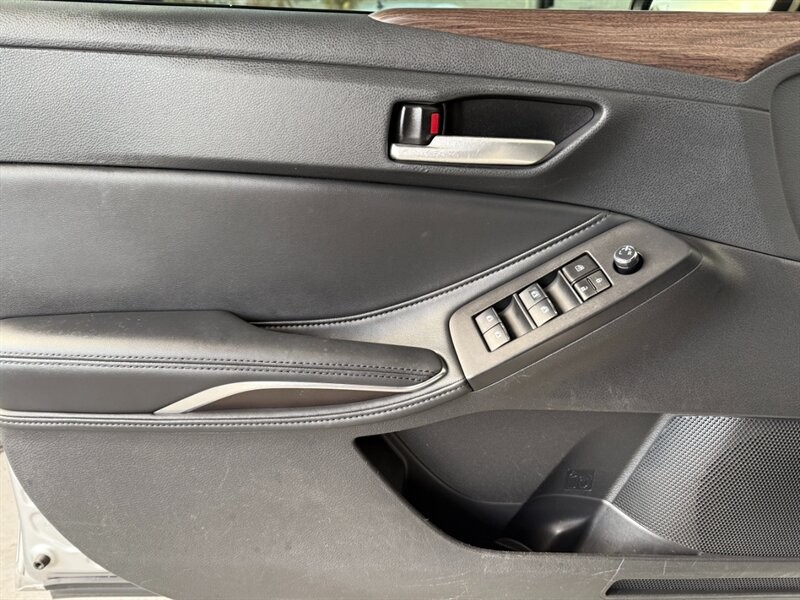 Toyota Avalon Vehicle Full-screen Gallery Image 24