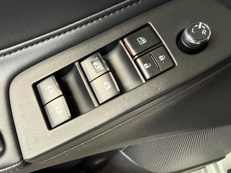 Toyota Avalon Vehicle Full-screen Gallery Image 25