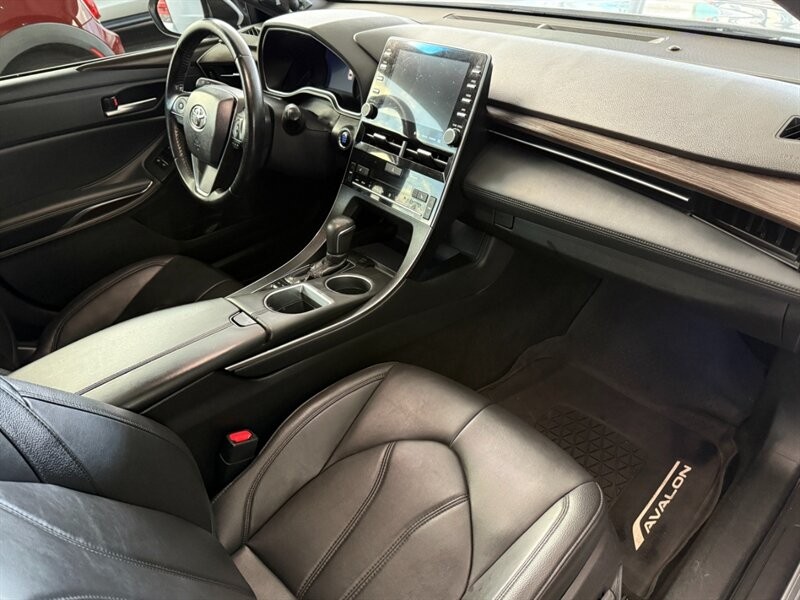 Toyota Avalon Vehicle Full-screen Gallery Image 28