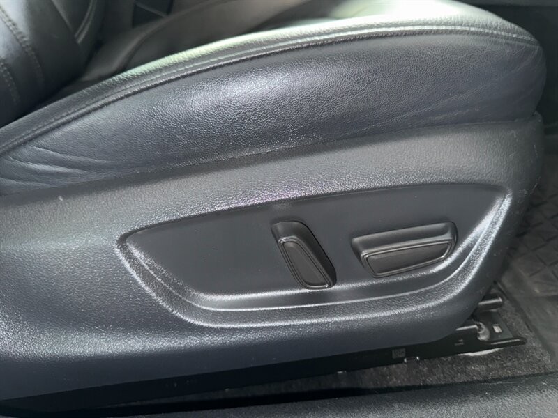 Toyota Avalon Vehicle Full-screen Gallery Image 29