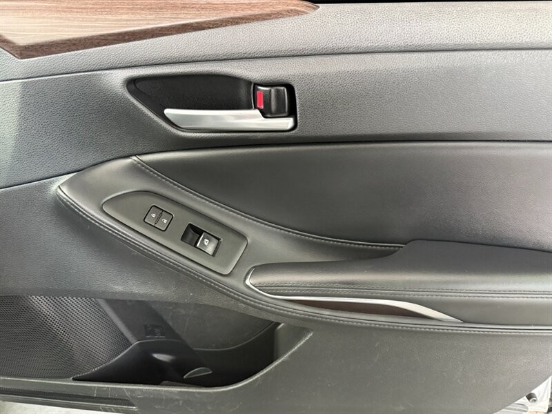Toyota Avalon Vehicle Full-screen Gallery Image 30