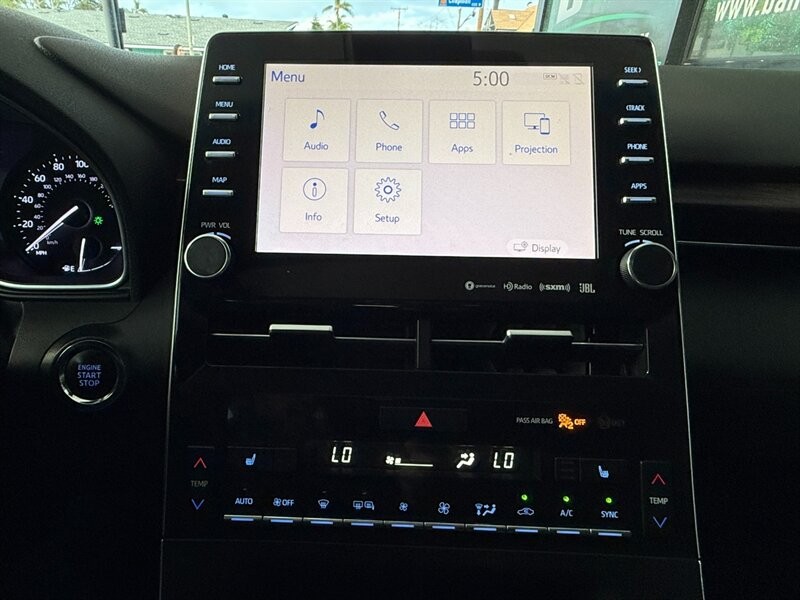 Toyota Avalon Vehicle Full-screen Gallery Image 32