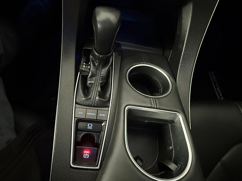 Toyota Avalon Vehicle Full-screen Gallery Image 35