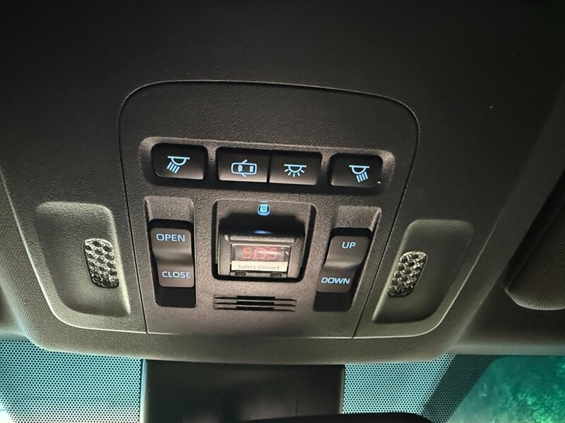 Toyota Avalon Vehicle Full-screen Gallery Image 36