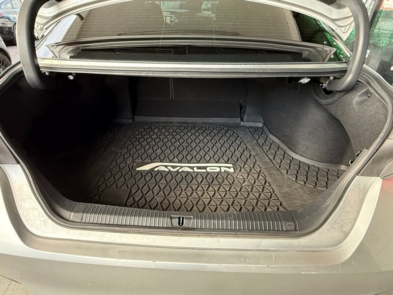 Toyota Avalon Vehicle Full-screen Gallery Image 37