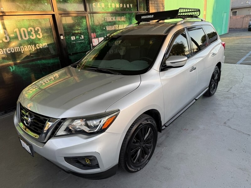 Nissan Pathfinder Vehicle Full-screen Gallery Image 02