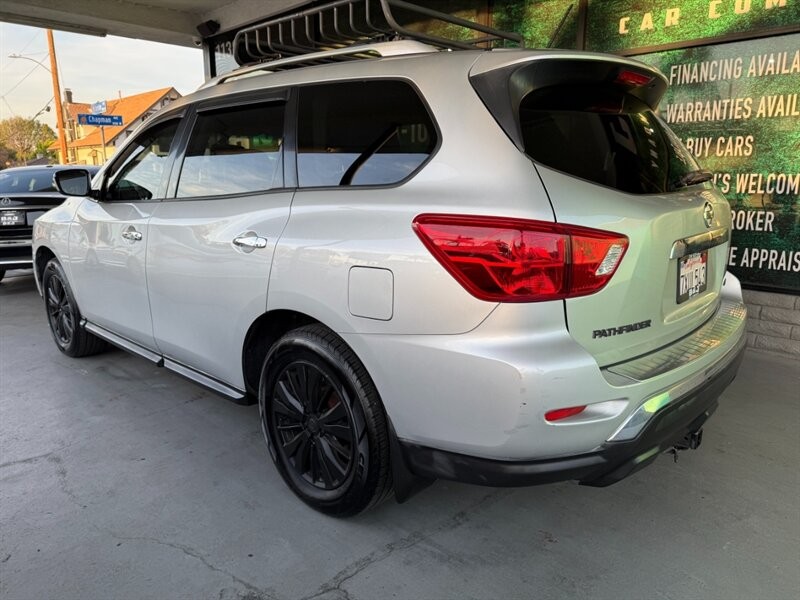 Nissan Pathfinder Vehicle Full-screen Gallery Image 04