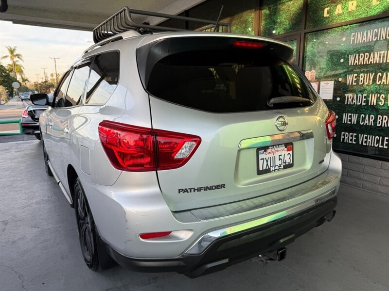 Nissan Pathfinder Vehicle Full-screen Gallery Image 06