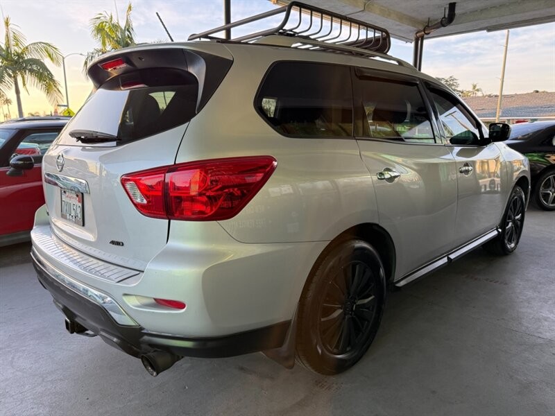 Nissan Pathfinder Vehicle Full-screen Gallery Image 09