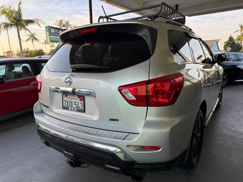 Nissan Pathfinder Vehicle Full-screen Gallery Image 10