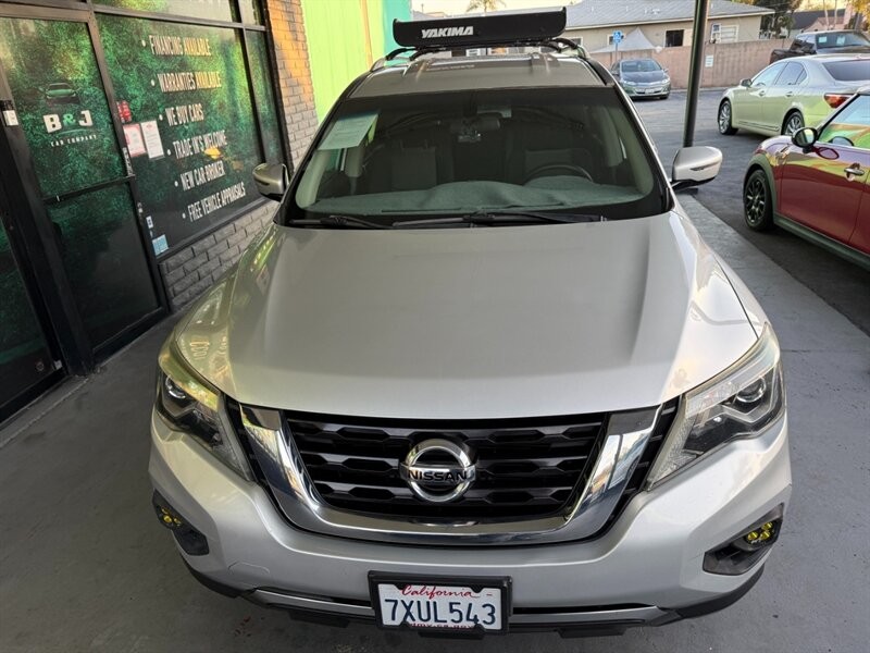 Nissan Pathfinder Vehicle Full-screen Gallery Image 12