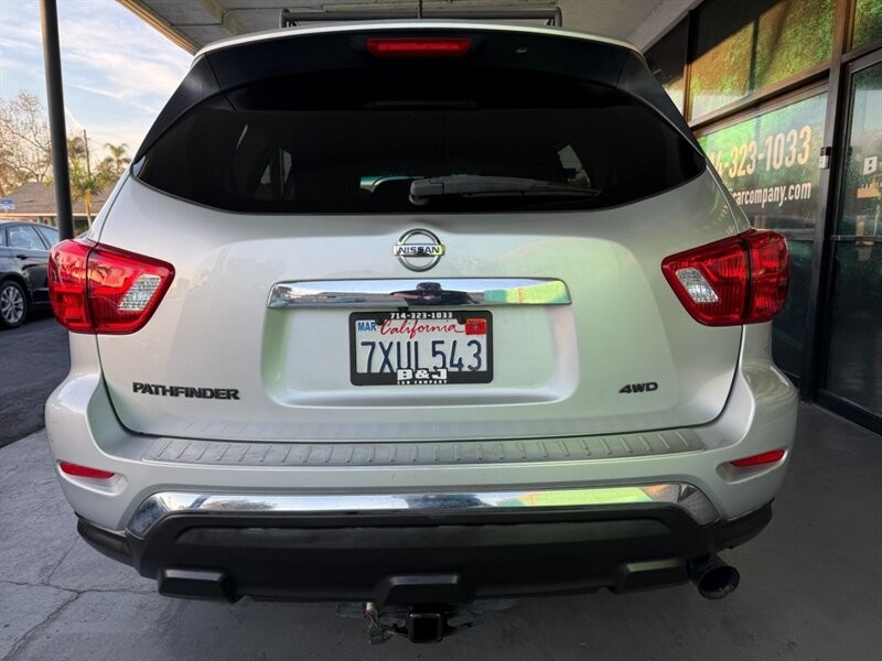 Nissan Pathfinder Vehicle Full-screen Gallery Image 13