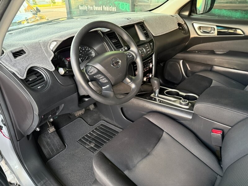 Nissan Pathfinder Vehicle Full-screen Gallery Image 16