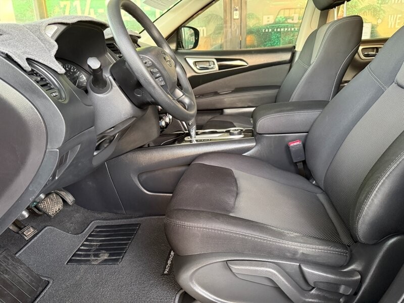 Nissan Pathfinder Vehicle Full-screen Gallery Image 17