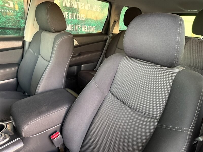 Nissan Pathfinder Vehicle Full-screen Gallery Image 18