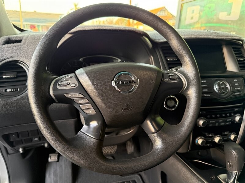 Nissan Pathfinder Vehicle Full-screen Gallery Image 19