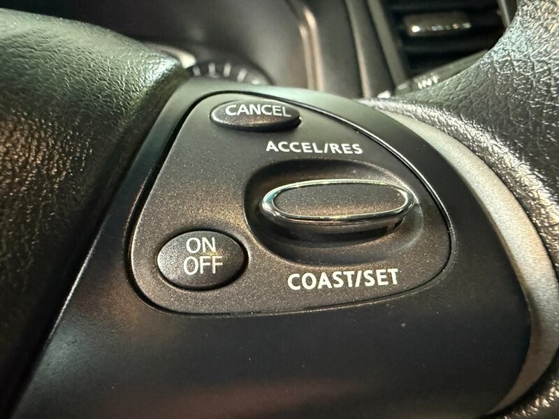 Nissan Pathfinder Vehicle Full-screen Gallery Image 21