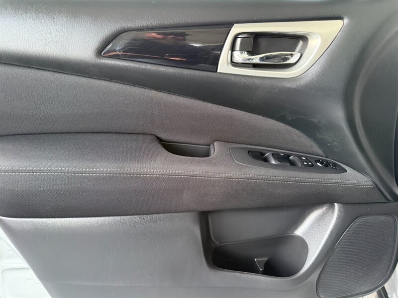 Nissan Pathfinder Vehicle Full-screen Gallery Image 22