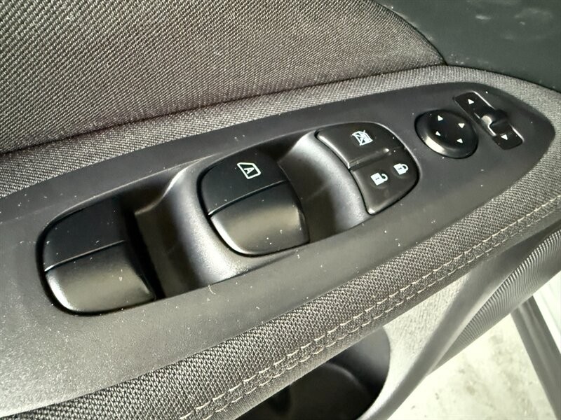 Nissan Pathfinder Vehicle Full-screen Gallery Image 23