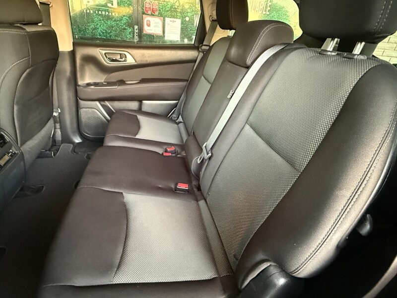 Nissan Pathfinder Vehicle Full-screen Gallery Image 24