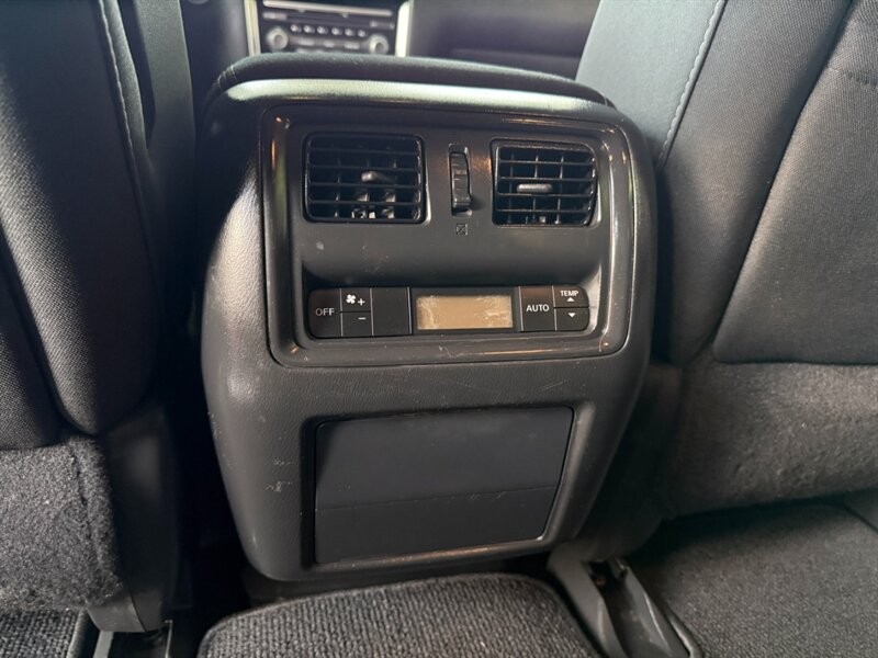 Nissan Pathfinder Vehicle Full-screen Gallery Image 25