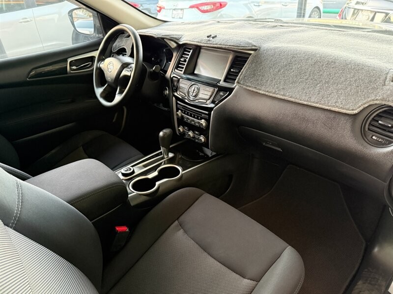 Nissan Pathfinder Vehicle Full-screen Gallery Image 27