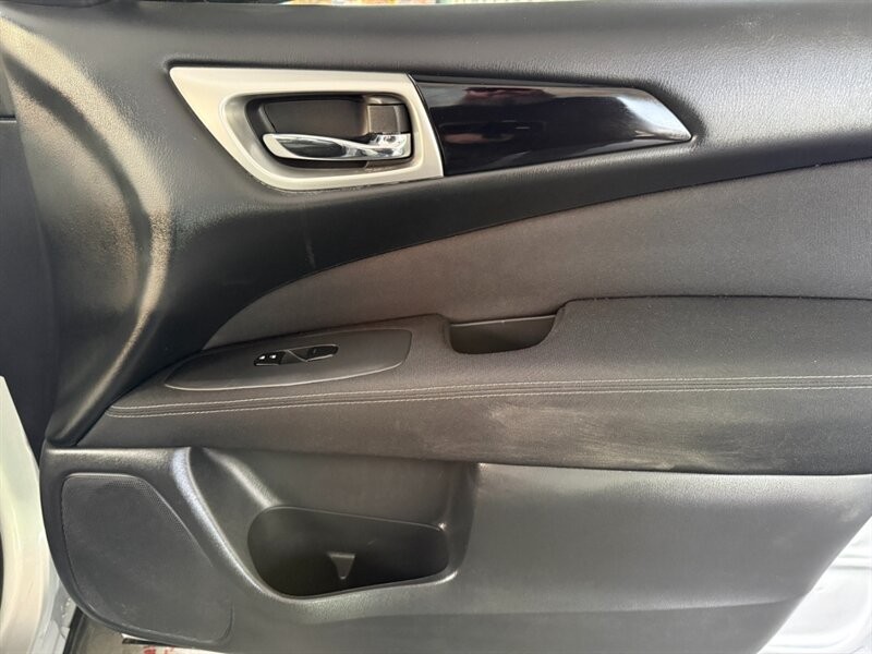 Nissan Pathfinder Vehicle Full-screen Gallery Image 28