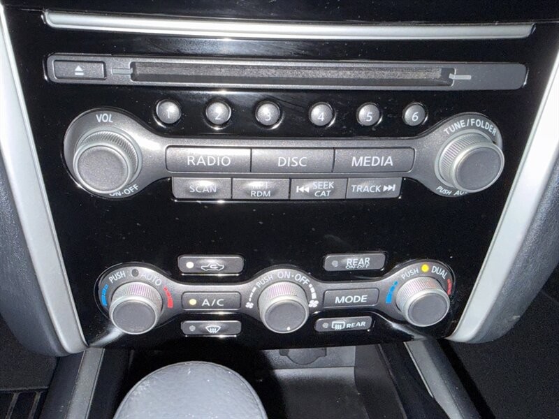 Nissan Pathfinder Vehicle Full-screen Gallery Image 31