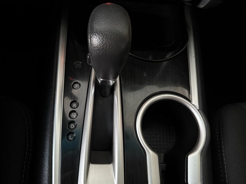 Nissan Pathfinder Vehicle Full-screen Gallery Image 32