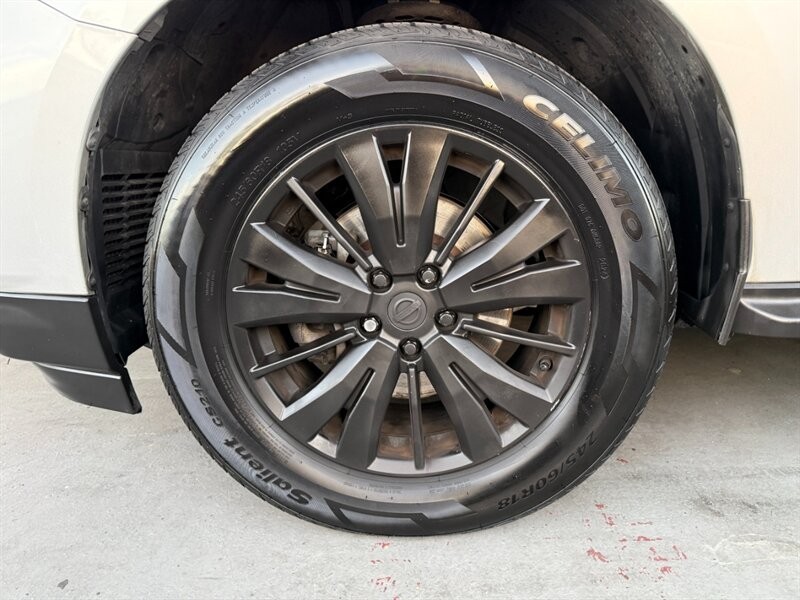 Nissan Pathfinder Vehicle Full-screen Gallery Image 36