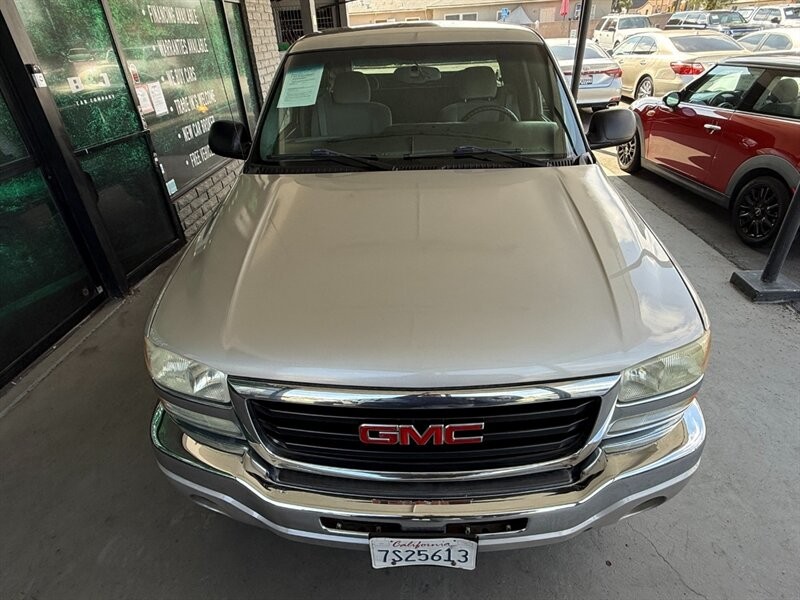 GMC Sierra 1500 Vehicle Full-screen Gallery Image 12