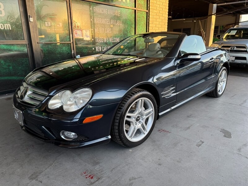 Mercedes-Benz SL-Class Vehicle Full-screen Gallery Image 01