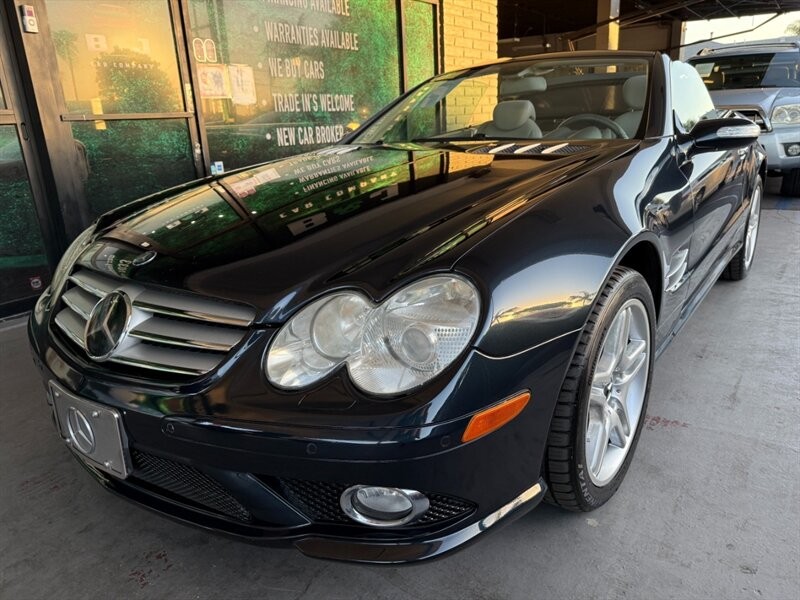 Mercedes-Benz SL-Class Vehicle Full-screen Gallery Image 03