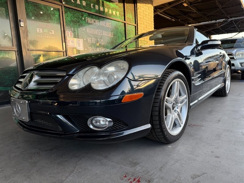 Mercedes-Benz SL-Class Vehicle Full-screen Gallery Image 04