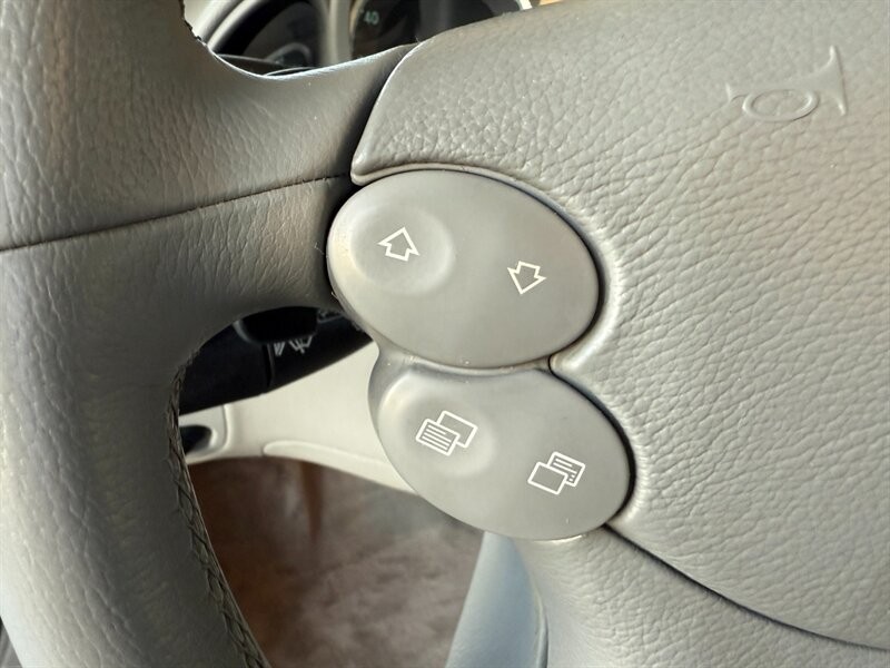 Mercedes-Benz SL-Class Vehicle Full-screen Gallery Image 24