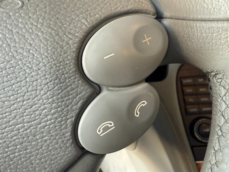 Mercedes-Benz SL-Class Vehicle Full-screen Gallery Image 25