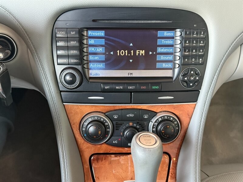 Mercedes-Benz SL-Class Vehicle Full-screen Gallery Image 31