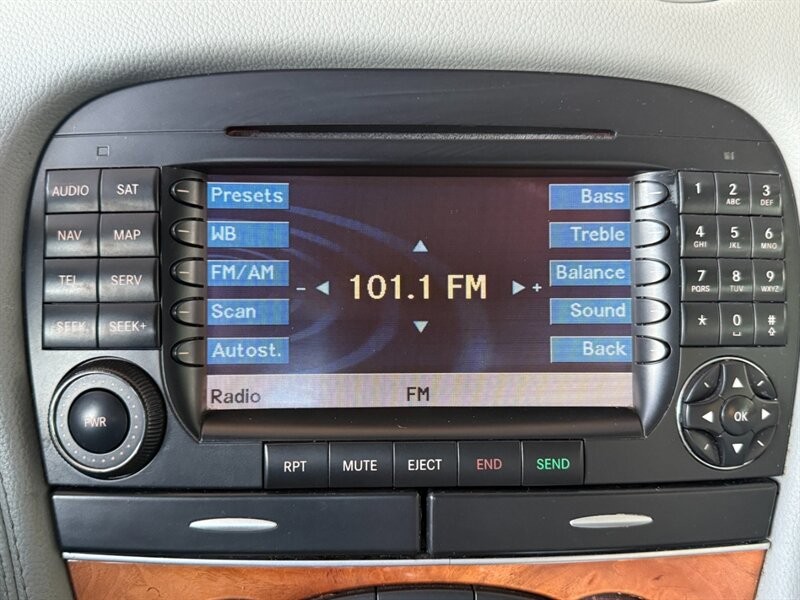 Mercedes-Benz SL-Class Vehicle Full-screen Gallery Image 32