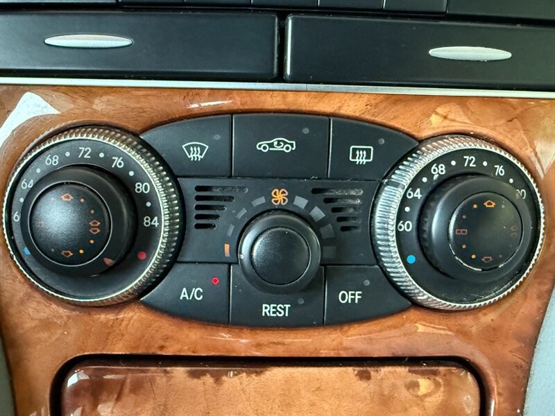 Mercedes-Benz SL-Class Vehicle Full-screen Gallery Image 33