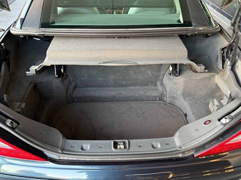 Mercedes-Benz SL-Class Vehicle Full-screen Gallery Image 35