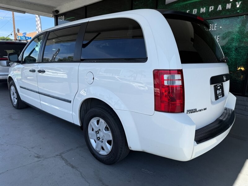 Dodge Grand Caravan Vehicle Full-screen Gallery Image 04