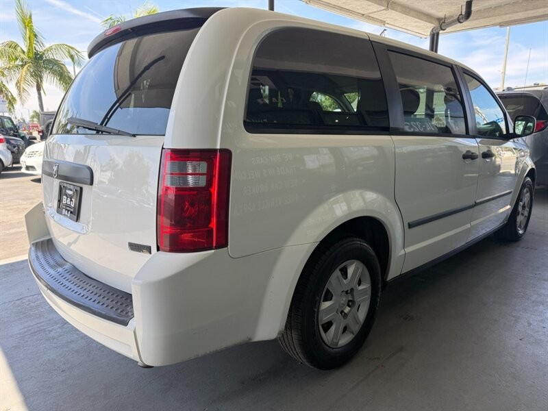 Dodge Grand Caravan Vehicle Full-screen Gallery Image 09