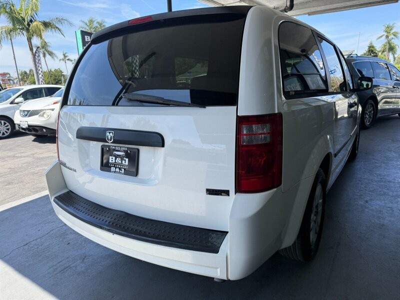 Dodge Grand Caravan Vehicle Full-screen Gallery Image 10