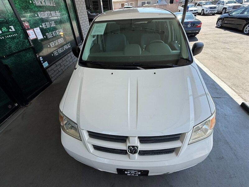 Dodge Grand Caravan Vehicle Full-screen Gallery Image 12