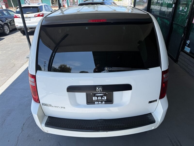 Dodge Grand Caravan Vehicle Full-screen Gallery Image 14