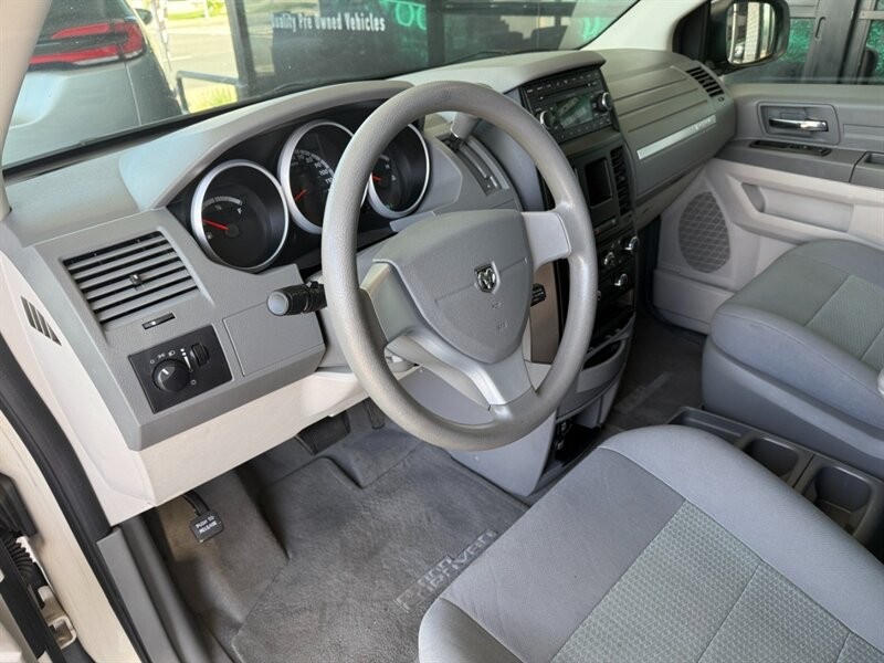 Dodge Grand Caravan Vehicle Full-screen Gallery Image 15