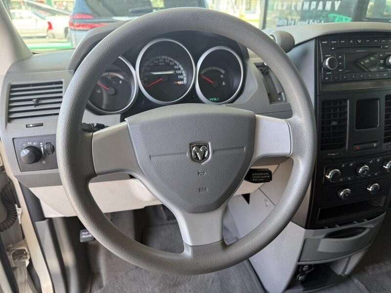 Dodge Grand Caravan Vehicle Full-screen Gallery Image 18